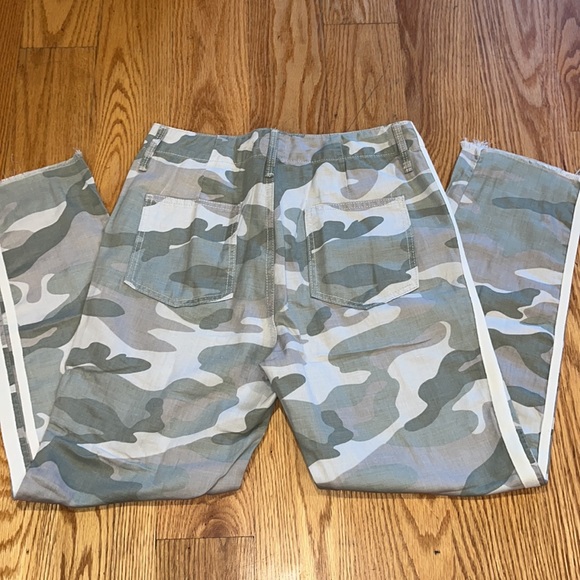 MOTHER The Shaker Chop Crop Fray Pant in Desert Print - Picture 7 of 12